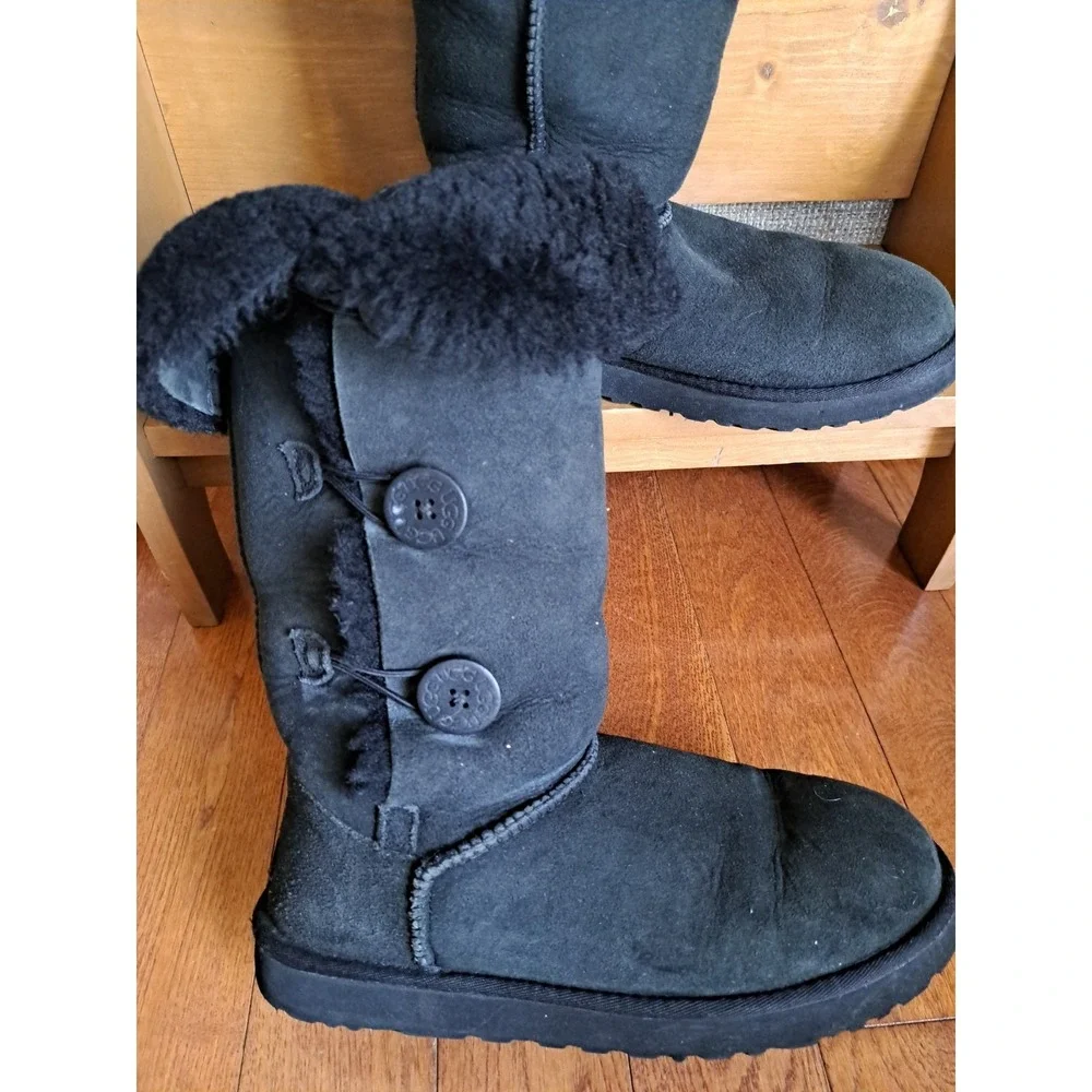 UGG Women's Black Suede Leather Shearing Lining Mid-calf Boots 9.5-10 Buttons